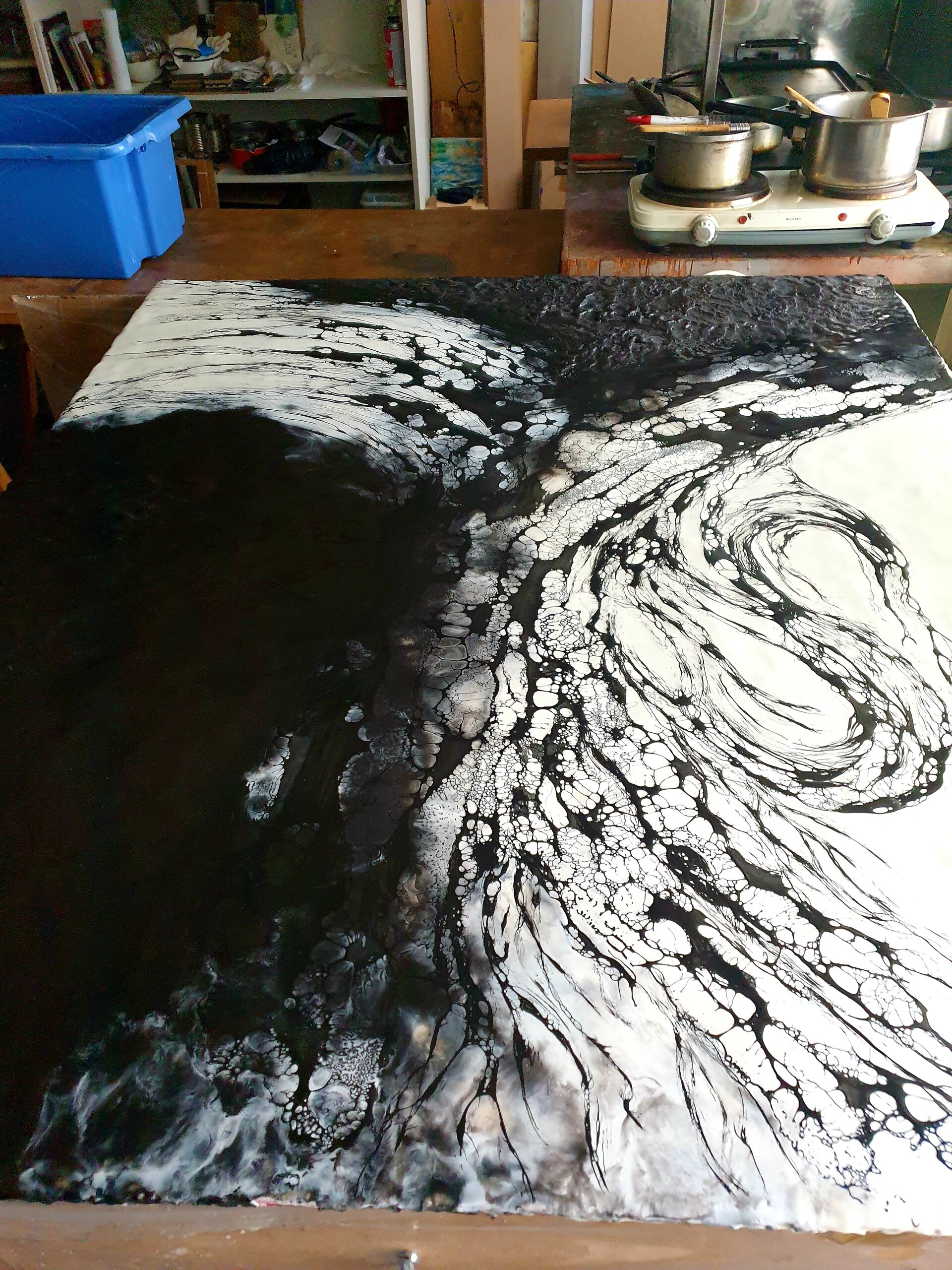 Een schilderij in bijenwas in wording, in het atelier